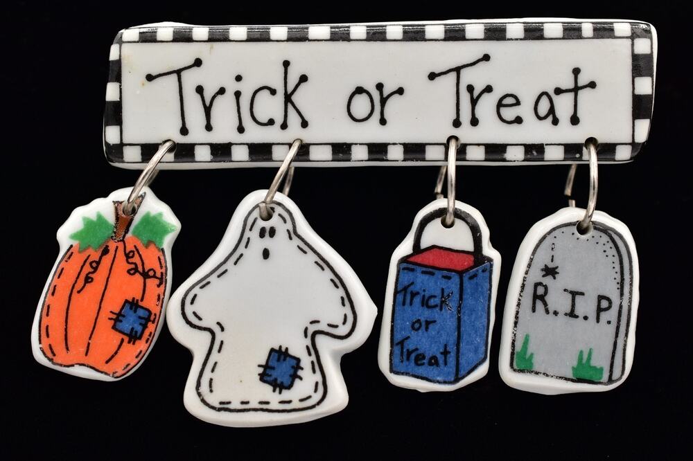 Vintage Ceramic Halloween Charm Pin Brooch Trick Or Treat Pumpkin 1990s BinBP